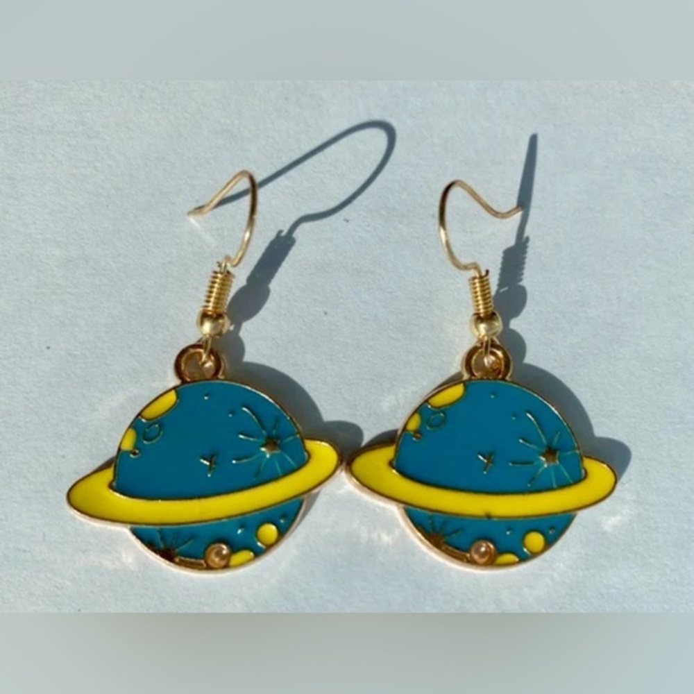 NWT - Blue planet with yellow ring gold back single sided earrings set